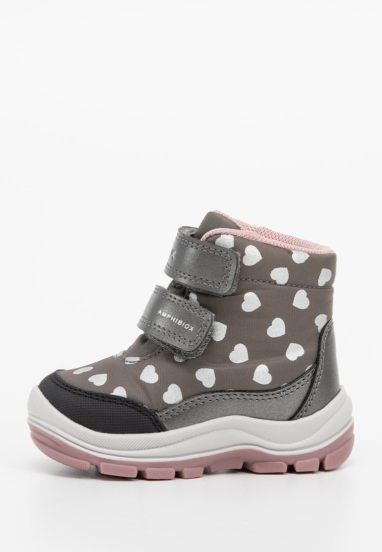 Grauer wasserdichter Stiefel mit weißen Herzmustern, zwei Klettverschlüssen, rosa Futter, schwarzer Zehenkappe und einer strukturierten Gummisohle.