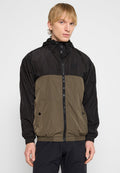 Windbreaker-Jacke mit obigem schwarzen Bereich und unterem olivgrünen Bereich, gefertigt aus leichtem, glattem Material; ausgestattet mit einem Reißverschluss und einer verstellbaren Kapuze.