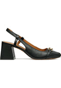 Schwarzer Leder Slingback-Schuh mit spitzem Zeh, strukturiertem Obermaterial und einem klobigen, geometrischen Absatz. Verfügt über einen metallischen Akzent an der Vorderseite.