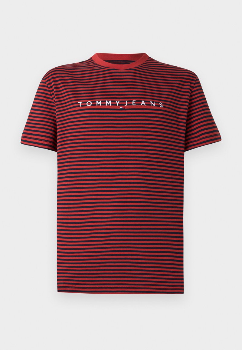 Gestreiftes T-Shirt in Rot und Navy mit Rundhalsausschnitt. Mit "TOMMYJEANS"-Logo in Weiß über der Brust. Kurze Ärmel, aus Baumwollmaterial.
