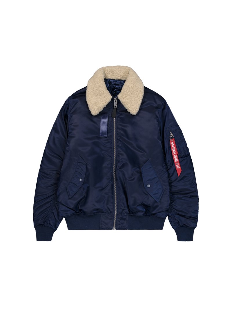 Marineblaues Bomberjacke mit einem cremefarbenen Kunstfellkragen, Reißverschluss, seitlichen Taschen, elastischen Bündchen und einem roten Etikett am Ärmel. Glattes, glänzendes Gewebe.