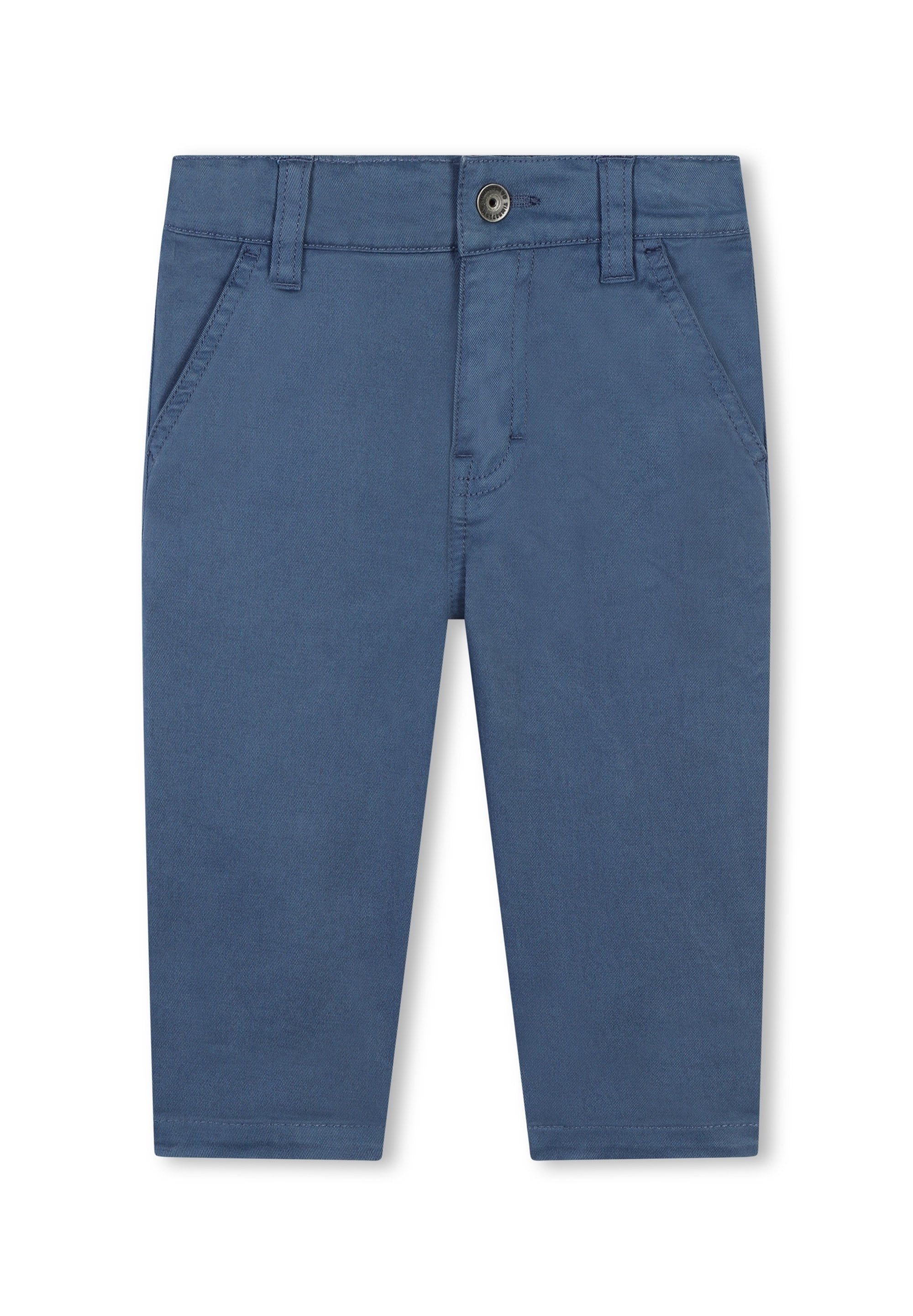 Dunkelblaue Shorts aus glattem Stoff mit Knopfverschluss, Vordertaschen und geradem Schnitt. Keine sichtbaren Muster oder Verzierungen.