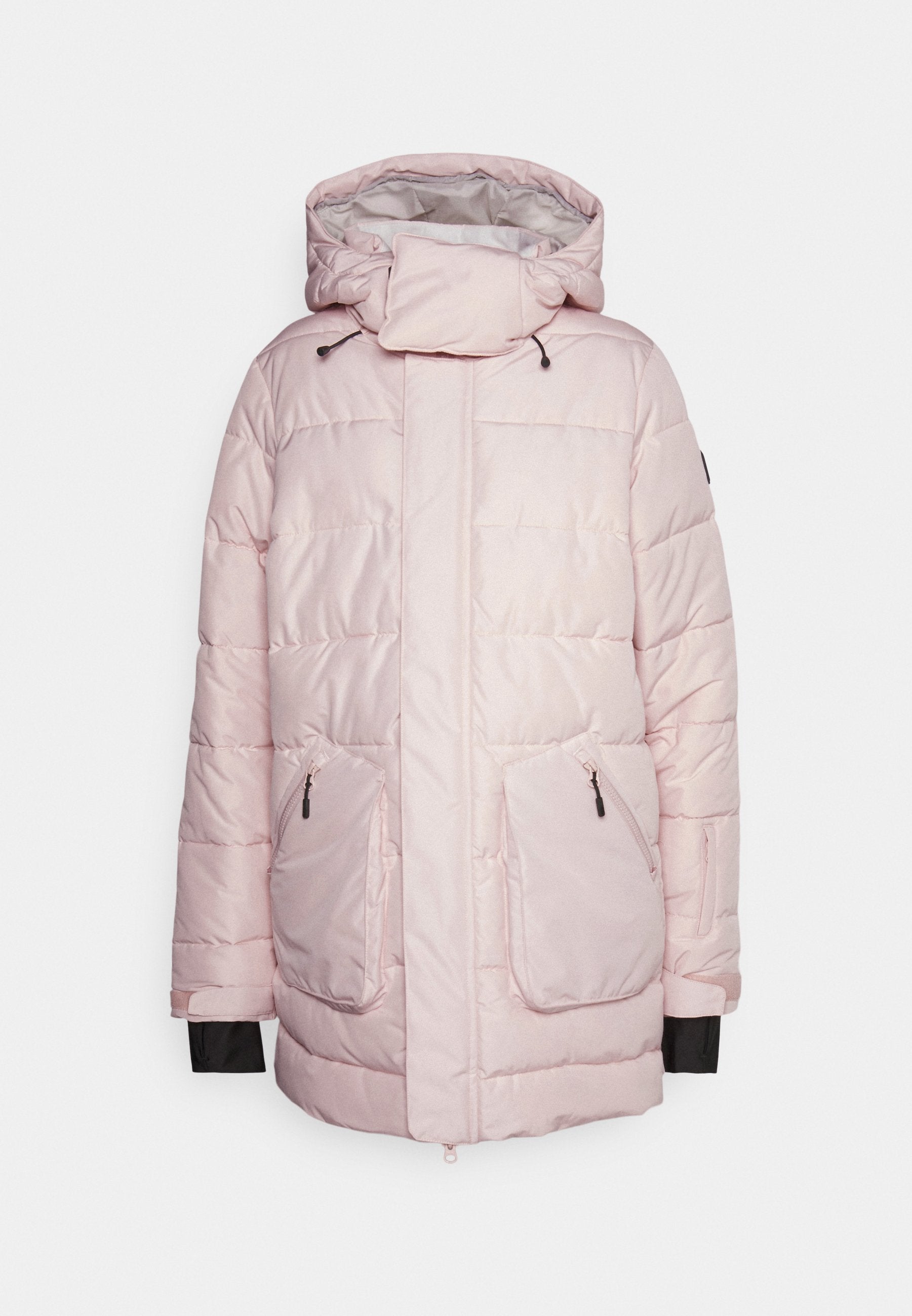 Helle rosa Daunenjacke mit Kapuze, großen Fronttaschen, einem durchgehenden Reißverschluss und kontrastierenden schwarzen Bündchen. Glatte Textur und gestepptes Design.