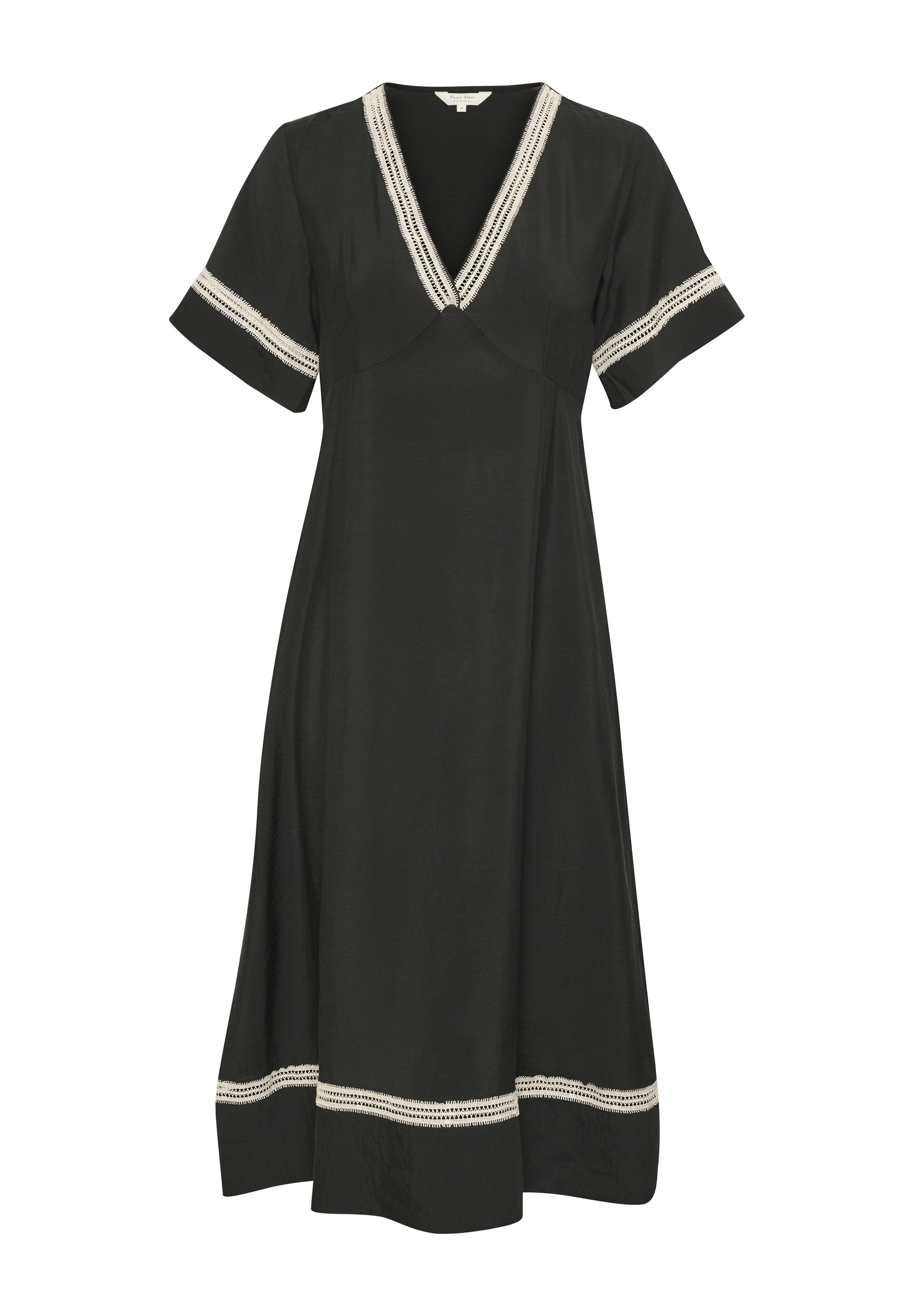 Schwarzes Kleid mit kurzen Ärmeln und V-Ausschnitt. Weißer Besatz betont die Ärmel und den Saum. Hergestellt aus einem weichen, leichtgewichtigen Material.