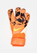Leuchtend orangefarbener Torwarthandschuh mit schwarzen geometrischen Mustern, gelbem Nike-Swoosh und verstellbarem Handgelenkriemen.