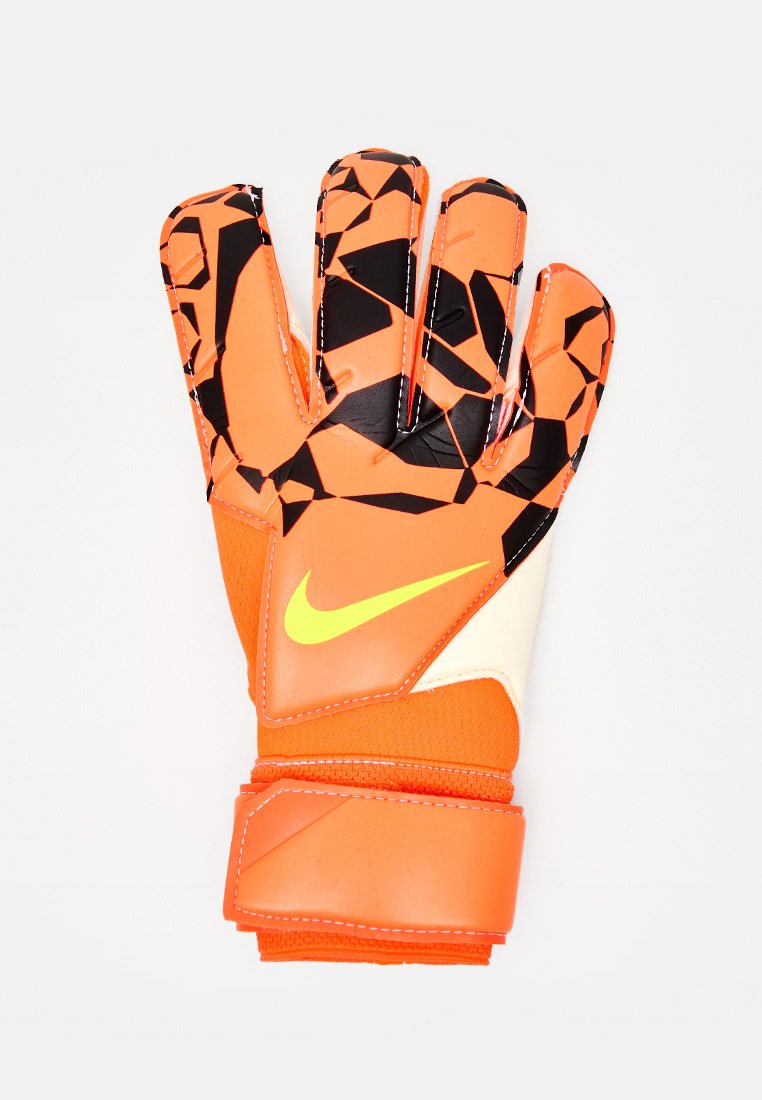 Leuchtend orangefarbener Torwarthandschuh mit schwarzen geometrischen Mustern, gelbem Nike-Swoosh und verstellbarem Handgelenkriemen.