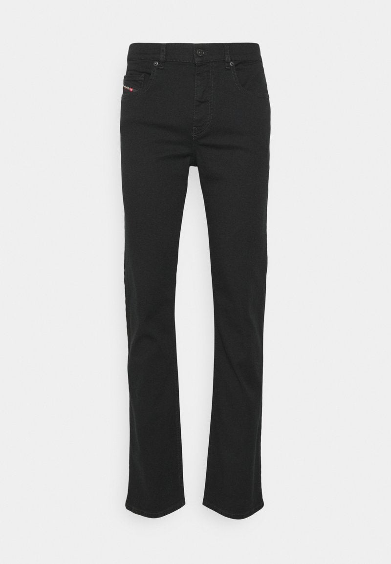 Schwarze gerade Jeans mit Front- und Gesäßtaschen, Knopfverschluss und sichtbaren Nähten auf einem weißen Hintergrund.