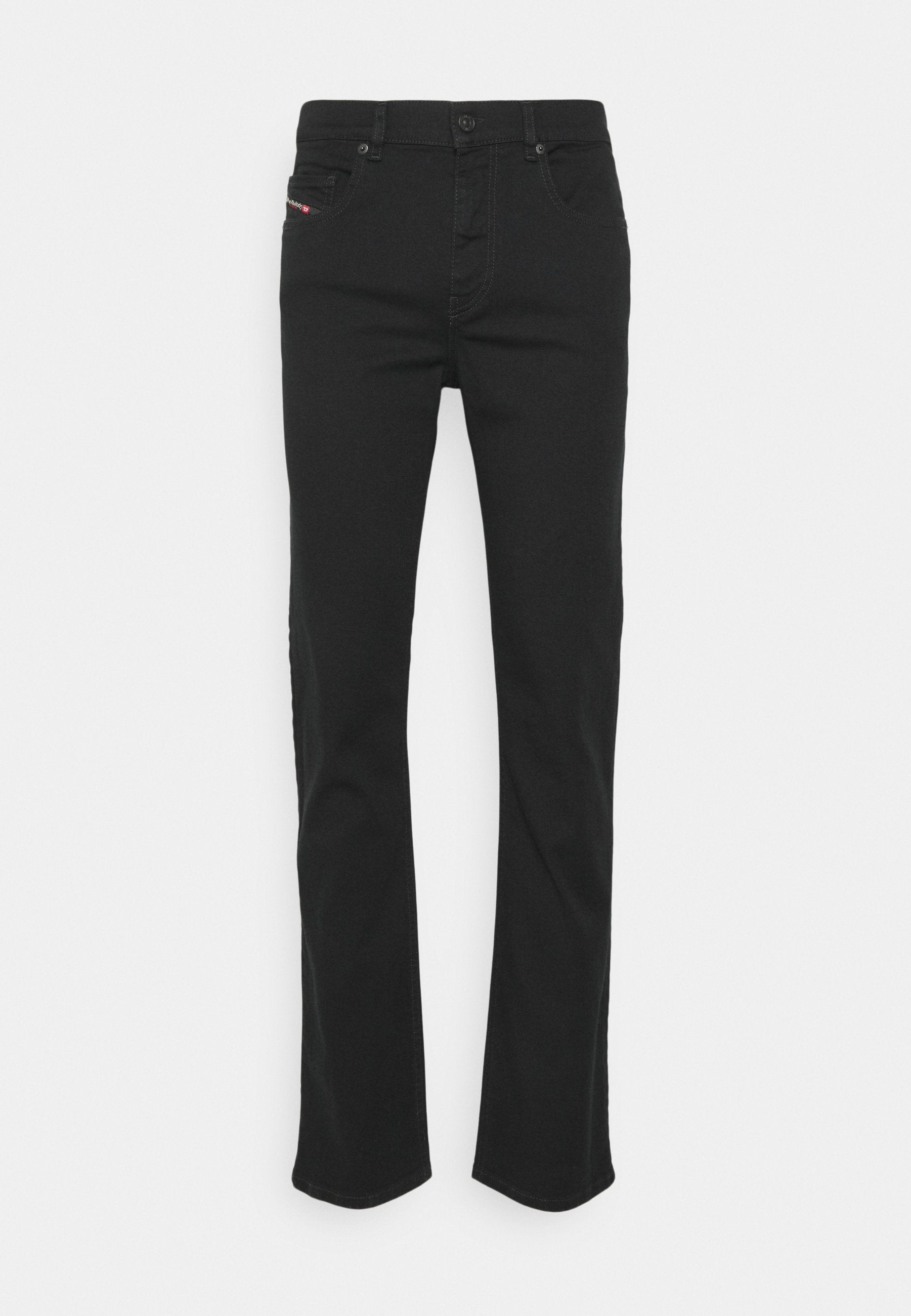 Schwarze gerade Jeans mit Front- und Gesäßtaschen, Knopfverschluss und sichtbaren Nähten auf einem weißen Hintergrund.