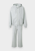 Grauer Kapuzenpullover und passende Jogginghose aus weichem Stoff, mit durchgehendem Reißverschluss vorne, Kapuze und Seitentaschen. Die Hose hat gerade Beine mit Nähten.