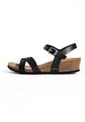 Schwarze Leder-Wedgesandalen mit Kork-Mittelsohle und Gummi-Außensohle. Verfügt über zwei breite Riemen und einen verstellbaren Knöchelriemen mit einer Metallschnalle.