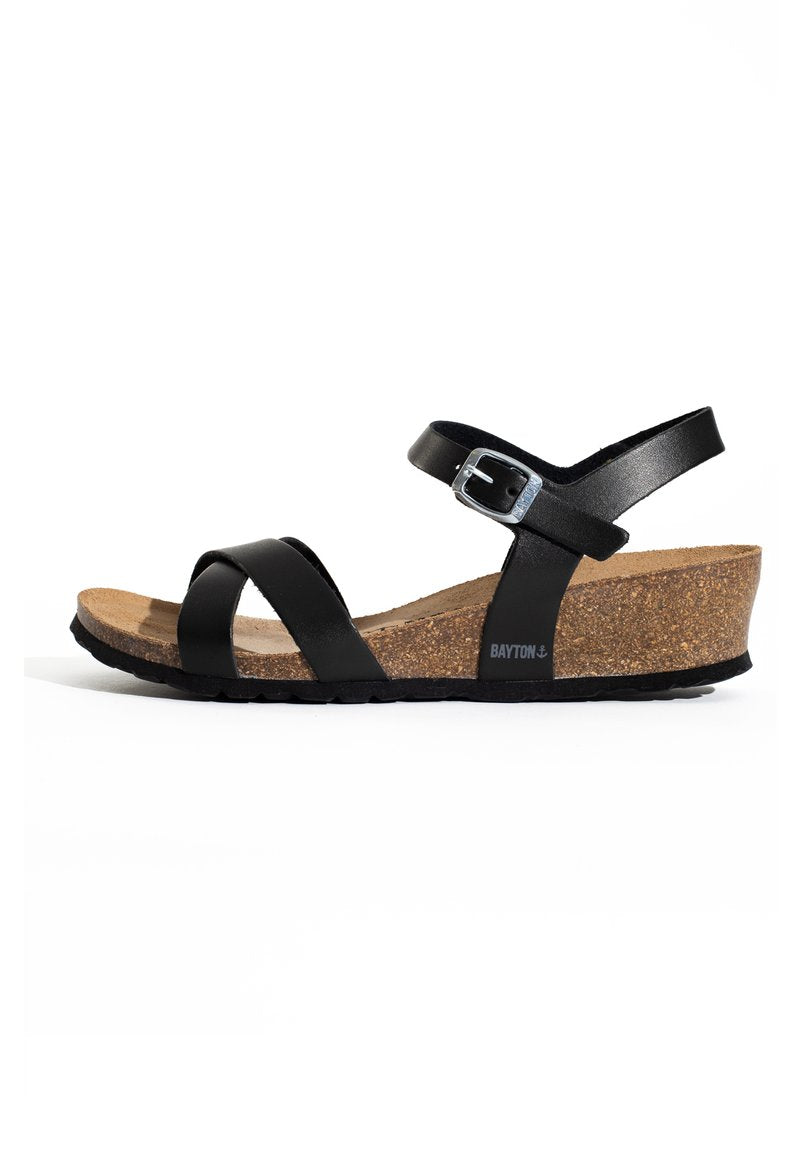 Schwarze Leder-Wedgesandalen mit Kork-Mittelsohle und Gummi-Außensohle. Verfügt über zwei breite Riemen und einen verstellbaren Knöchelriemen mit einer Metallschnalle.
