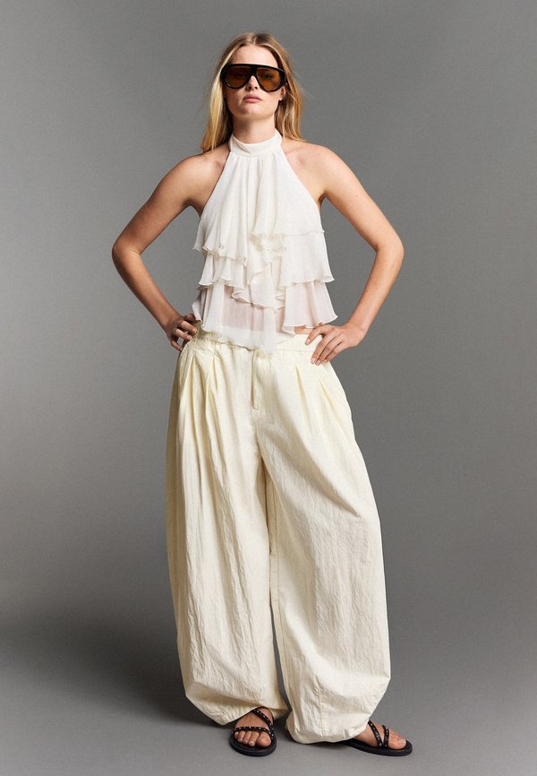 Bershka TECHNICAL CROPPED VOLUMINOUS - TROUSERS - Trousers - beige