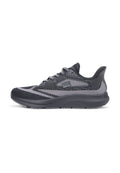 Schwarz-grauer Sportschuh mit atmungsaktivem Mesh-Obermaterial, strukturierten Akzenten, gepolsterter Sohle und gemusterten Details an den Seiten.