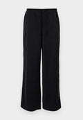 Schwarze weite Hose mit Gummizug und seitlichen Taschen. Hergestellt aus leichtem Stoff mit glatter Textur. Keine sichtbaren Muster.