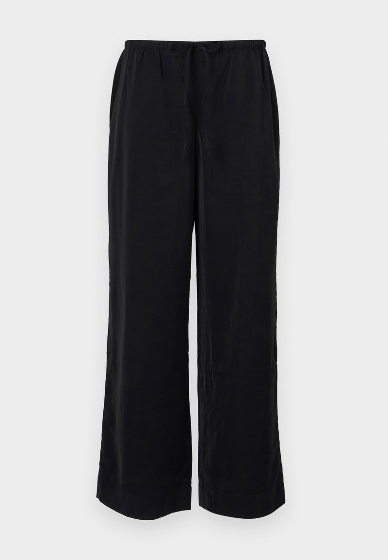 Schwarze weite Hose mit Gummizug und seitlichen Taschen. Hergestellt aus leichtem Stoff mit glatter Textur. Keine sichtbaren Muster.