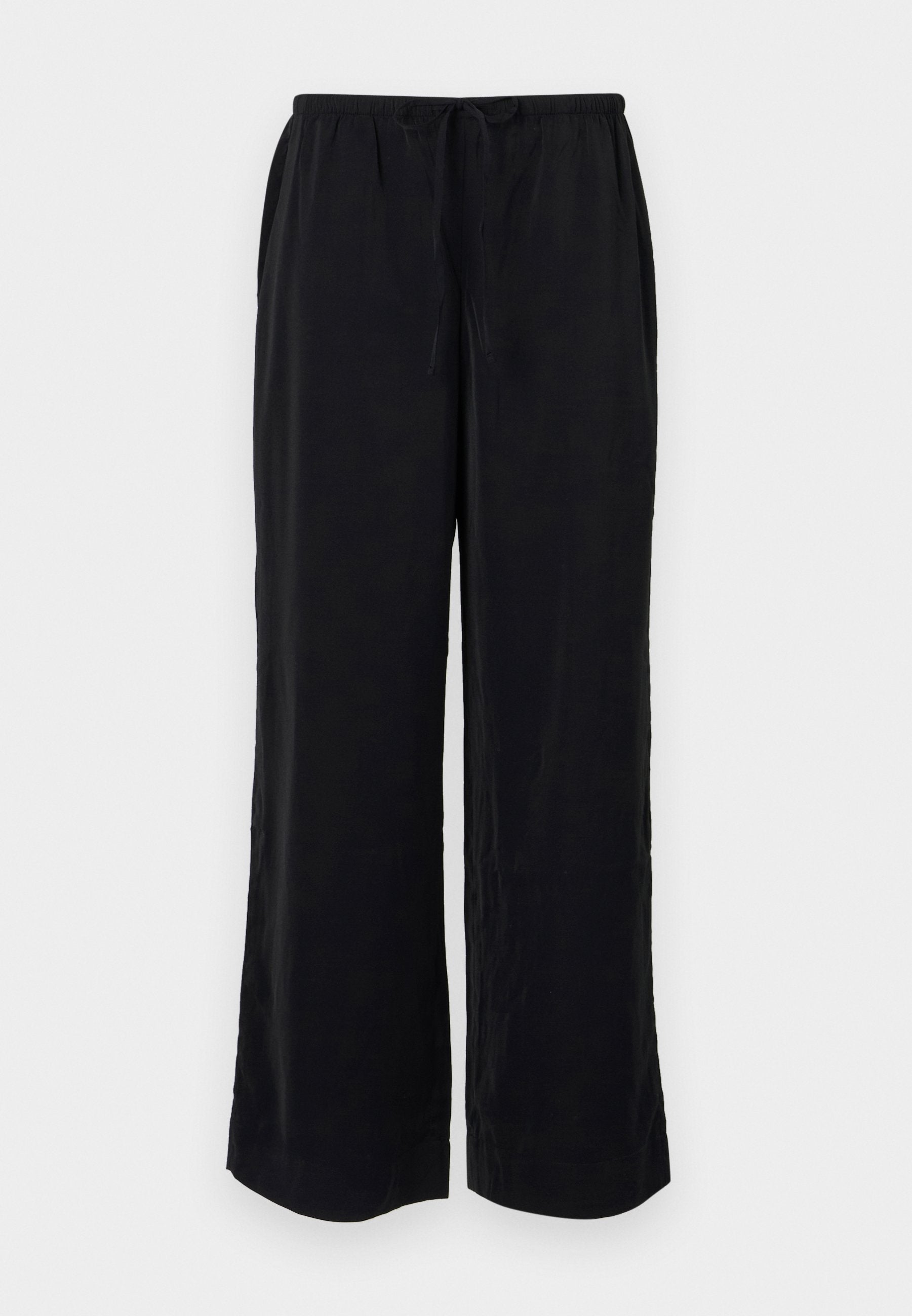 Schwarze weite Hose mit Gummizug und seitlichen Taschen. Hergestellt aus leichtem Stoff mit glatter Textur. Keine sichtbaren Muster.