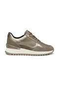 Sportliche Schuhe mit einer Kombination aus glattem beige- und graufarbenem synthetischem Material, metallischen Akzenten, Schnürdesign und einer strukturierten weißen Sohle.