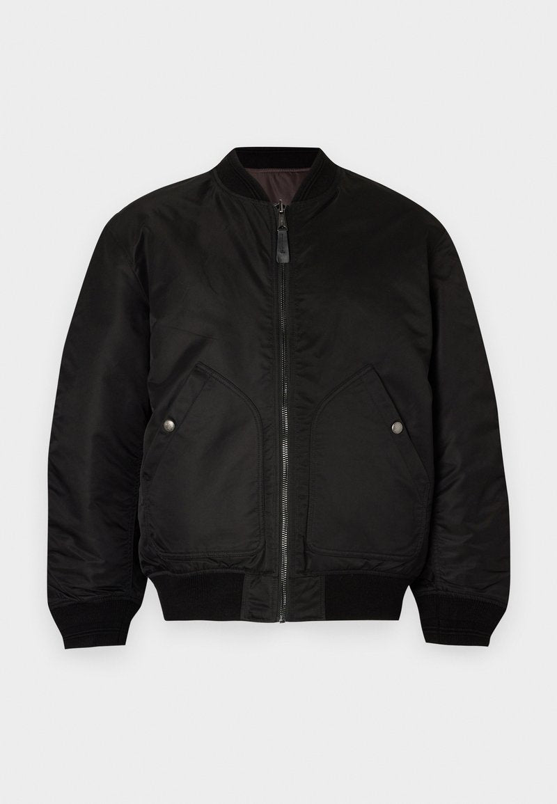 Schwarze Bomberjacke mit einem Reißverschluss vorne, gerippten Bündchen und zwei großen Seitentaschen. Verfügt über eine glatte, matte Oberfläche und einen runden Kragen.