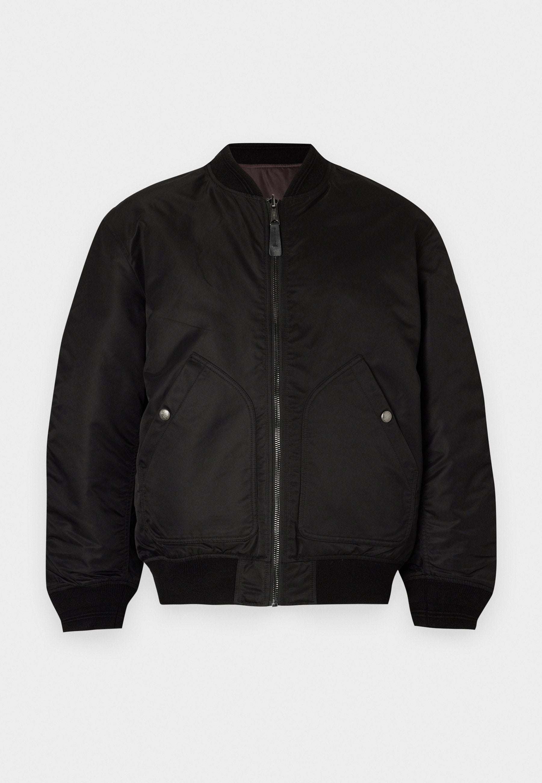 Schwarze Bomberjacke mit einem Reißverschluss vorne, gerippten Bündchen und zwei großen Seitentaschen. Verfügt über eine glatte, matte Oberfläche und einen runden Kragen.