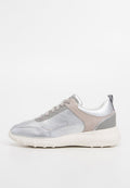 Silberne und graue Sneakers mit metallischen und Wildlederakzenten, perforiertem Design im Obermaterial und einer langlebigen weißen Gummisohle.