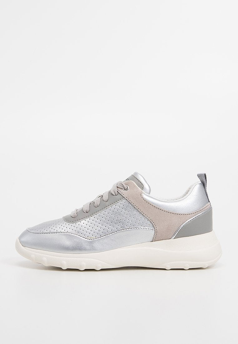 Silberne und graue Sneakers mit metallischen und Wildlederakzenten, perforiertem Design im Obermaterial und einer langlebigen weißen Gummisohle.