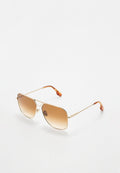 Elegante goldfarbene Aviator-Sonnenbrillen mit braunen Verlaufslinsen und Schildpatt-Tempelspitzen, die auf einer weißen Fläche liegen.
