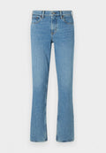 Hellblaue Jeans aus Denim mit ausgestelltem Bein, fünf Taschen, Knopfschluss und dezentem Verblassen. Keine sichtbaren Muster oder Verzierungen.