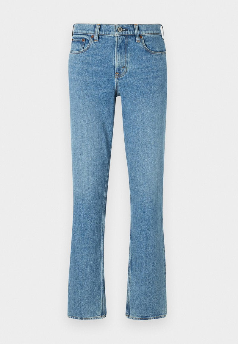 Hellblaue Jeans aus Denim mit ausgestelltem Bein, fünf Taschen, Knopfschluss und dezentem Verblassen. Keine sichtbaren Muster oder Verzierungen.