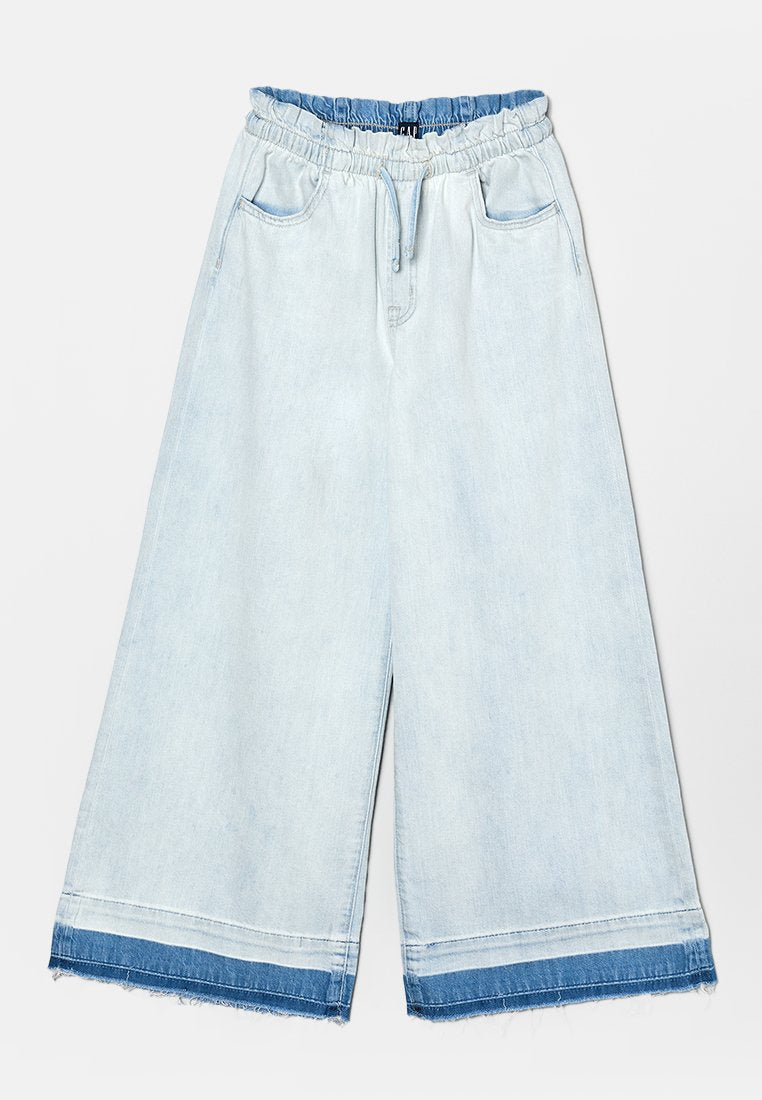 Hellblaue, weit geschnittene kurze Jeanshose mit elastischem Bund, Kordelzug, Fronttaschen und dunklerblauen, rohen Saumdetails.