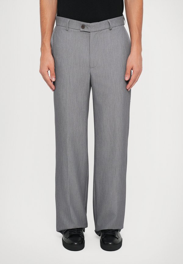 Essential Collective TAILORED SINGLE PLEAT TROUSER
