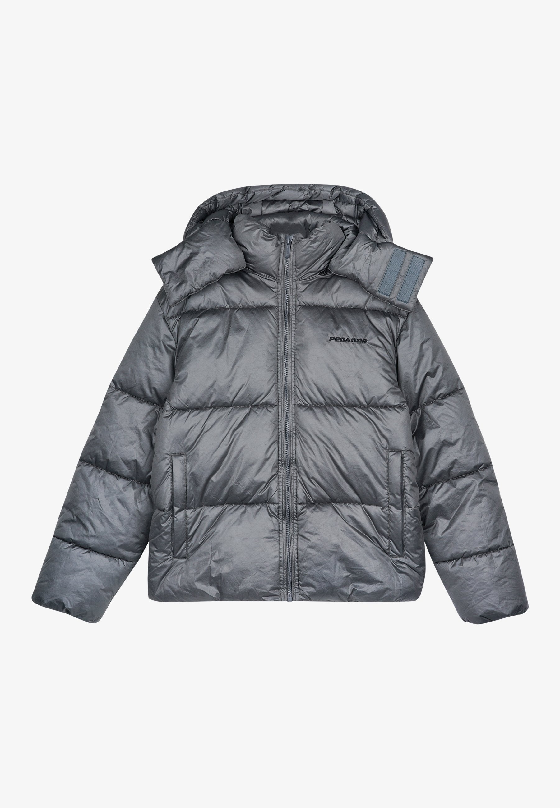 Graue Pufferjacke aus glänzendem Material. Verfügt über eine Kapuze, einen Frontreißverschluss und Seitentaschen. Enthält ein Logodetail auf Brust und Schulter.