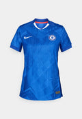 Chelsea FC Nike-Trikot in strahlendem Blau, mit geometrischem Muster, weißem Kragen mit roten Akzenten und Vereinslogo auf der Brust.