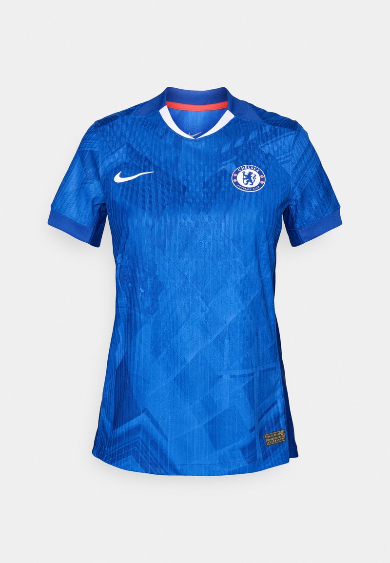 Chelsea FC Nike-Trikot in strahlendem Blau, mit geometrischem Muster, weißem Kragen mit roten Akzenten und Vereinslogo auf der Brust.
