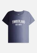 Kurzärmliges Rundhals-T-Shirt mit einem dunkelblauen bis hellblauen Farbverlauf und weißem "TIMBERLAND EST. 1973"-Text auf der Vorderseite.
