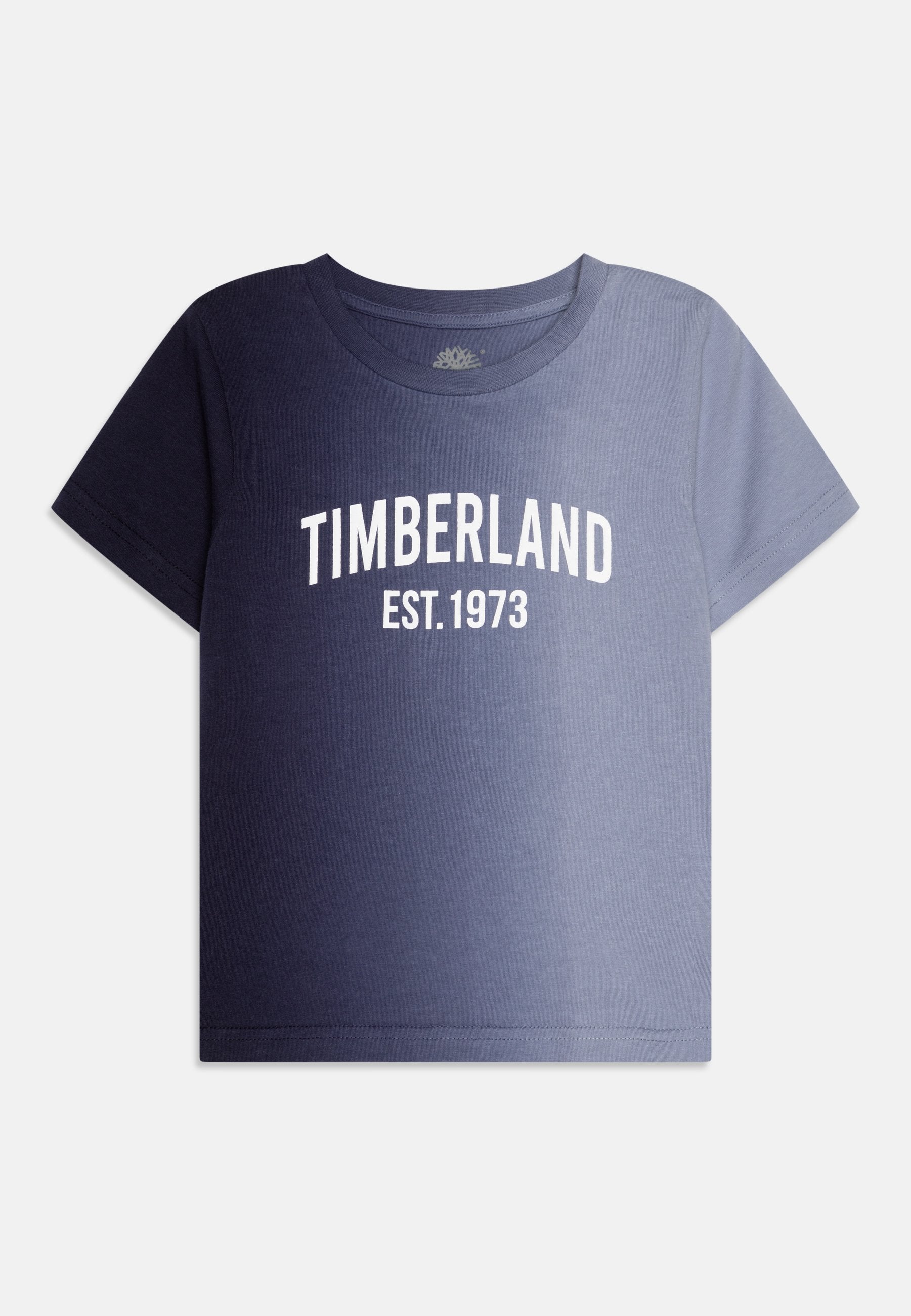Kurzärmliges Rundhals-T-Shirt mit einem dunkelblauen bis hellblauen Farbverlauf und weißem "TIMBERLAND EST. 1973"-Text auf der Vorderseite.