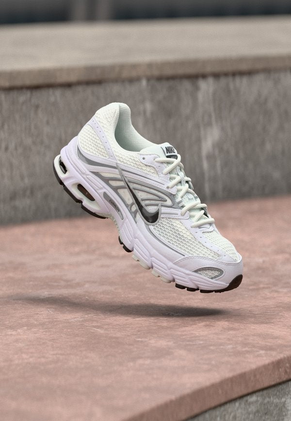 Nike Sportswear AIR MAX MOTO 2K - Trainers - white/black/metallic silver-coloured/photon dust