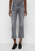 Graue Jeans aus Denim, cropped mit hoher Taille, weit geschnittenen Beinen und rohem Saum. Ausgestattet mit Fronttaschen und einem Reißverschluss.
