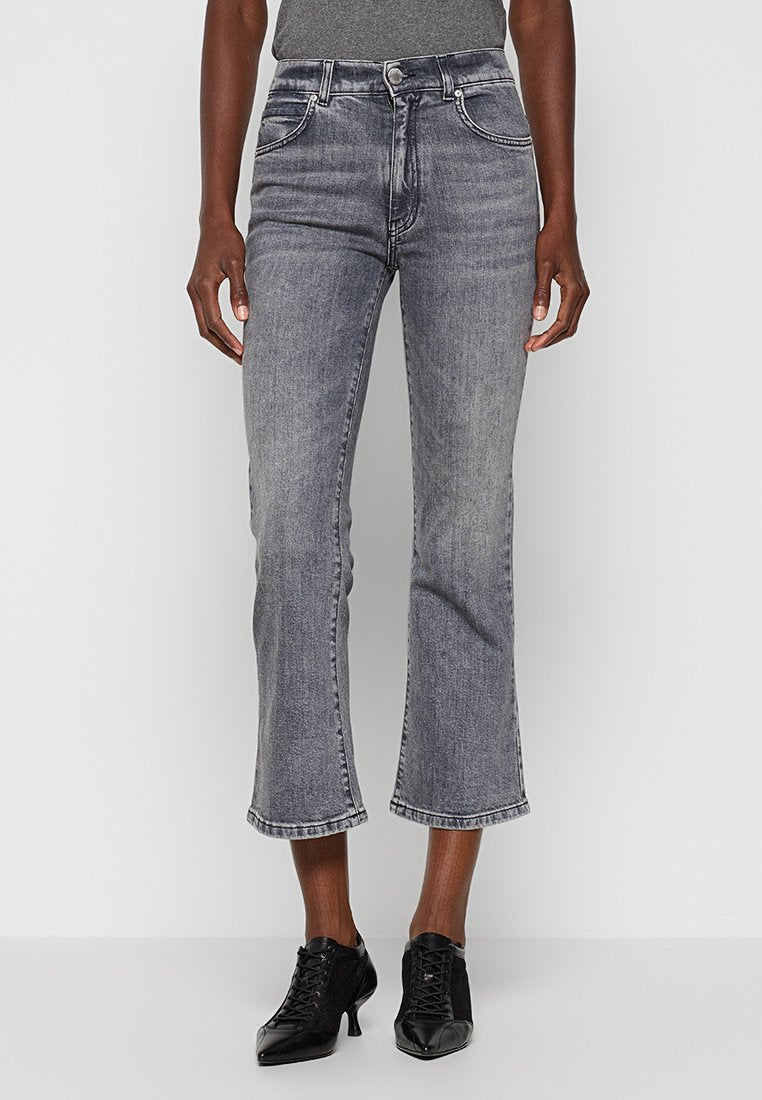 Graue Jeans aus Denim, cropped mit hoher Taille, weit geschnittenen Beinen und rohem Saum. Ausgestattet mit Fronttaschen und einem Reißverschluss.