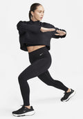 Schwarzes, sportliches, kurzes Sweatshirt und hochtaillierte Leggings mit Reißverschlusstelle. Das Model trägt schwarze Laufschuhe und posiert in einer aktiven Haltung.