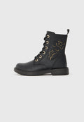 Schwarze Knöchelstiefel aus glattem Leder, mit goldenen Ösen, einem strukturierten floralen Design an der Seite und einer Profilsohle für besseren Halt.