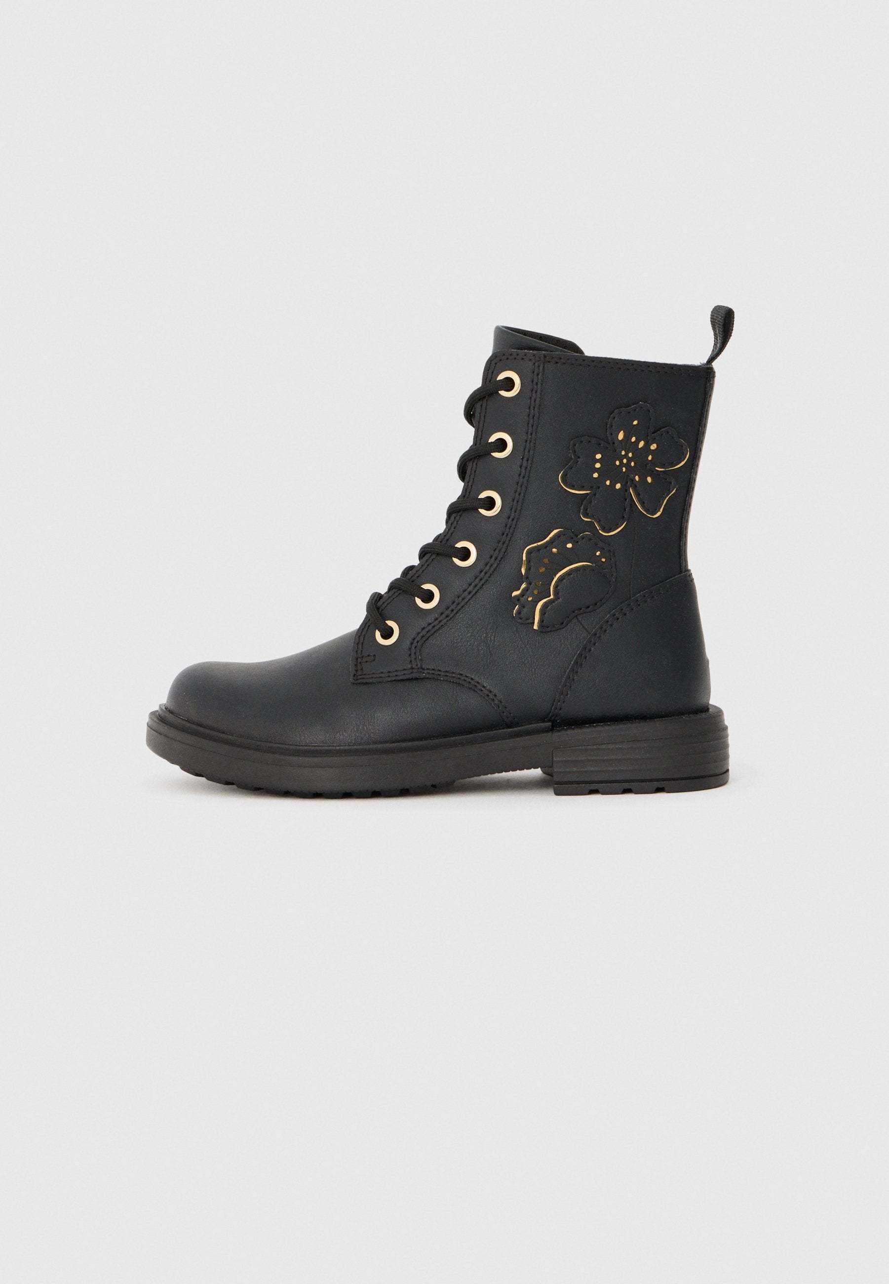 Schwarze Knöchelstiefel aus glattem Leder, mit goldenen Ösen, einem strukturierten floralen Design an der Seite und einer Profilsohle für besseren Halt.