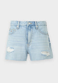 Helleblaue Denim-Shorts mit distressed Details, ausgefranster Saum, klassischem Fünf-Taschen-Design und metallischem Knopfverschluss.