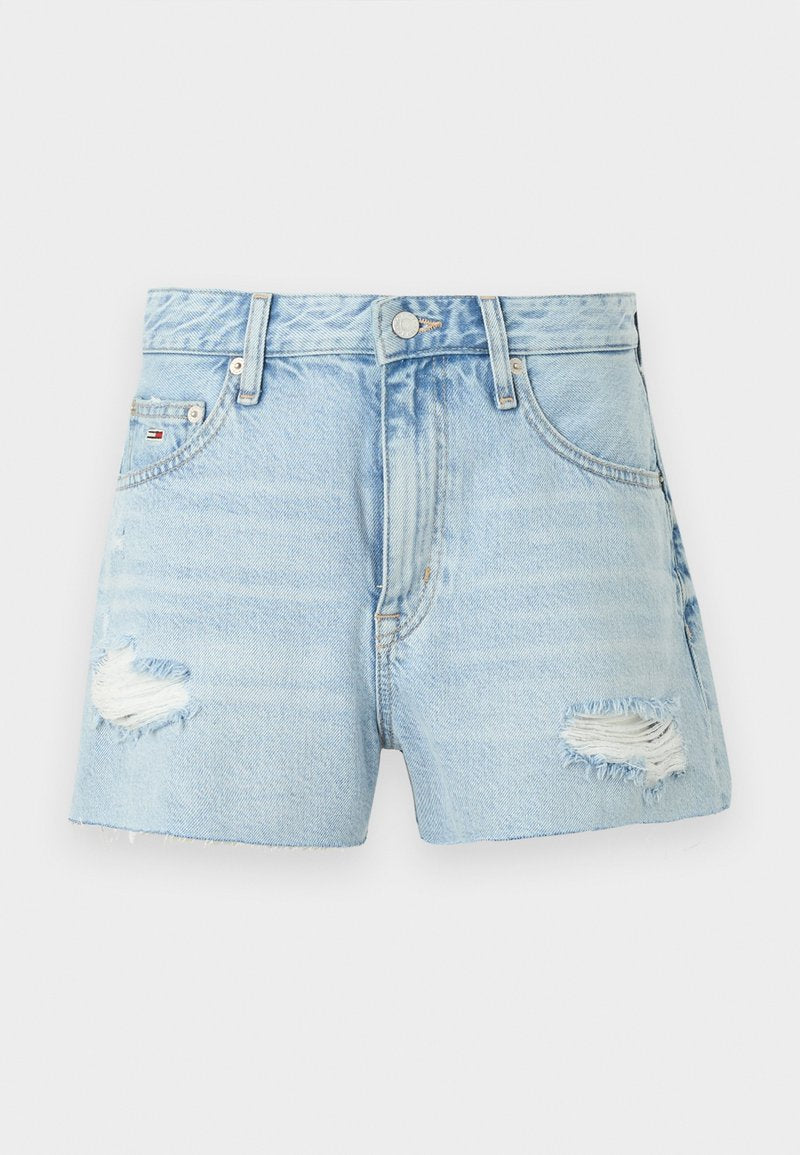 Helleblaue Denim-Shorts mit distressed Details, ausgefranster Saum, klassischem Fünf-Taschen-Design und metallischem Knopfverschluss.