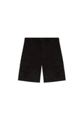 Schwarze Cargo-Shorts aus Baumwolle mit glatter Textur, ausgestattet mit zwei großen Seitentaschen und einem geraden Schnitt, gesichert durch einen Knopfverschluss.