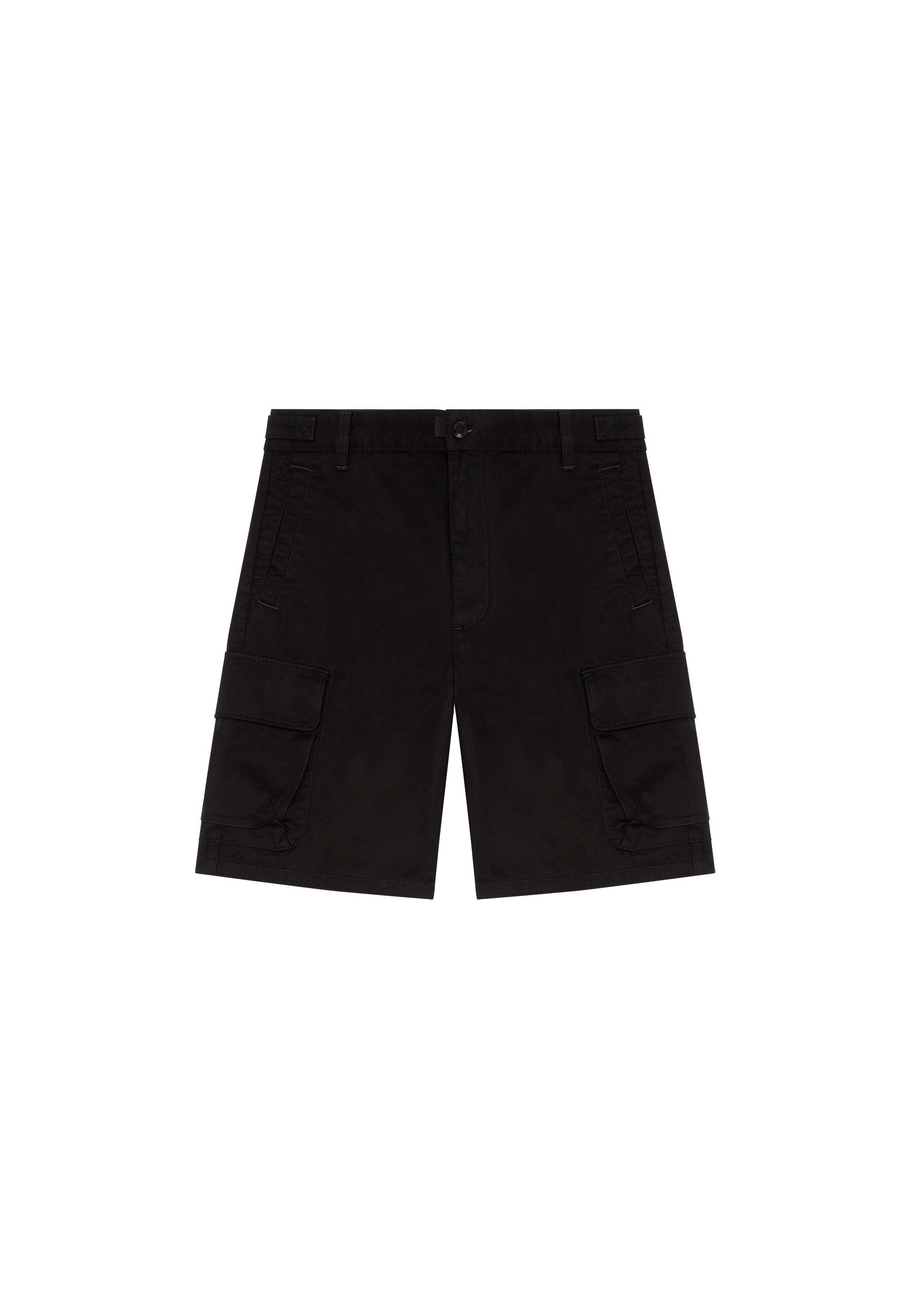 Schwarze Cargo-Shorts aus Baumwolle mit glatter Textur, ausgestattet mit zwei großen Seitentaschen und einem geraden Schnitt, gesichert durch einen Knopfverschluss.