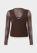 Braunes Langarmshirt mit transparenten Mesh-Ärmeln und V-Ausschnitt, ausgestattet mit tailliertem Schnitt und leichter Raffung an den Seiten.