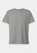Graues Nike-T-Shirt mit kurzen Ärmeln, rundem Ausschnitt und einem kleinen silbernen Logo auf der linken Brust. Hergestellt aus weichem, leichtem Stoff.