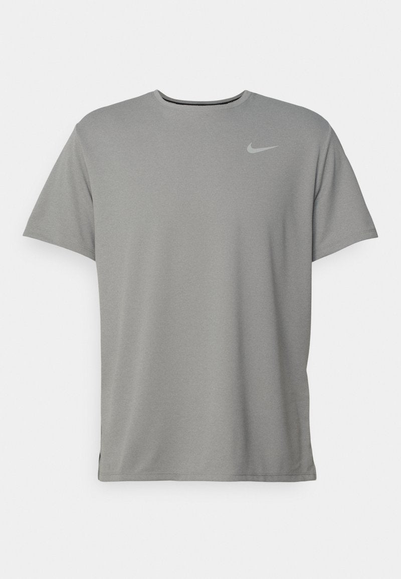 Graues Nike-T-Shirt mit kurzen Ärmeln, rundem Ausschnitt und einem kleinen silbernen Logo auf der linken Brust. Hergestellt aus weichem, leichtem Stoff.