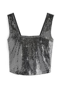 Schwarzes Crop-Top, das mit glänzenden silbernen Pailletten bedeckt ist. Es hat einen quadratischen Ausschnitt und breite Träger, was eine figurbetonte Silhouette schafft.