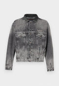 Jeansjacke in gewaschenem Schwarz mit klassischem Design, ausgestattet mit einem Lederkragen, zwei Brusttaschen und metallischen Knöpfen. Weiche Textur.